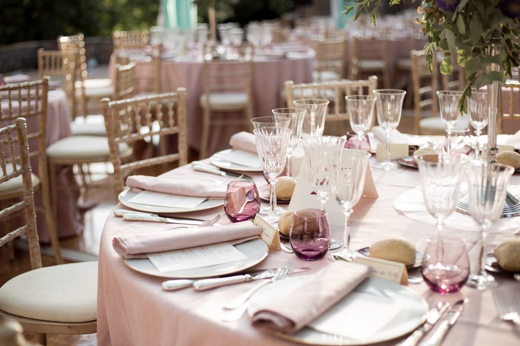 Tisch für Gäste auf der Hochzeit